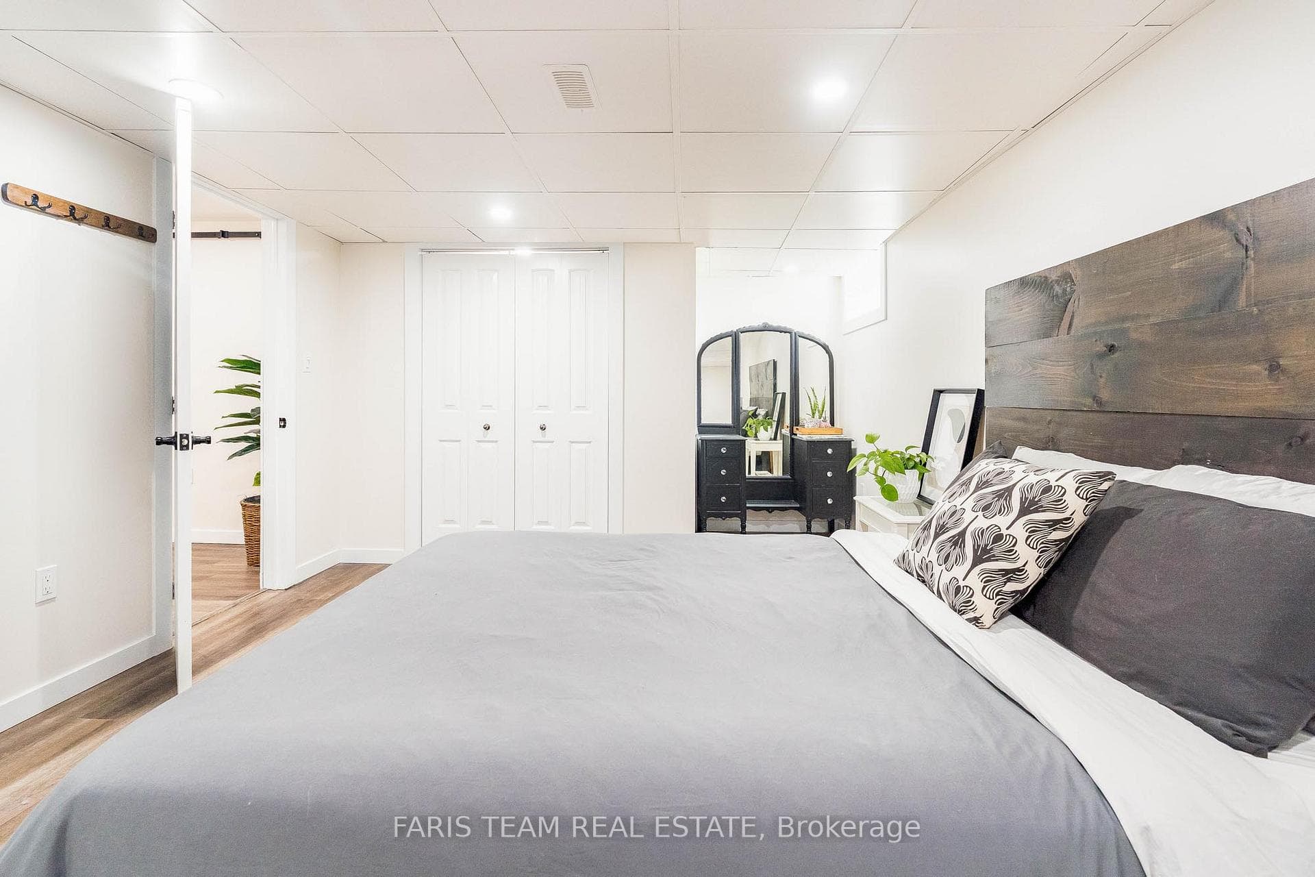 4987 Talbot Street photo 23