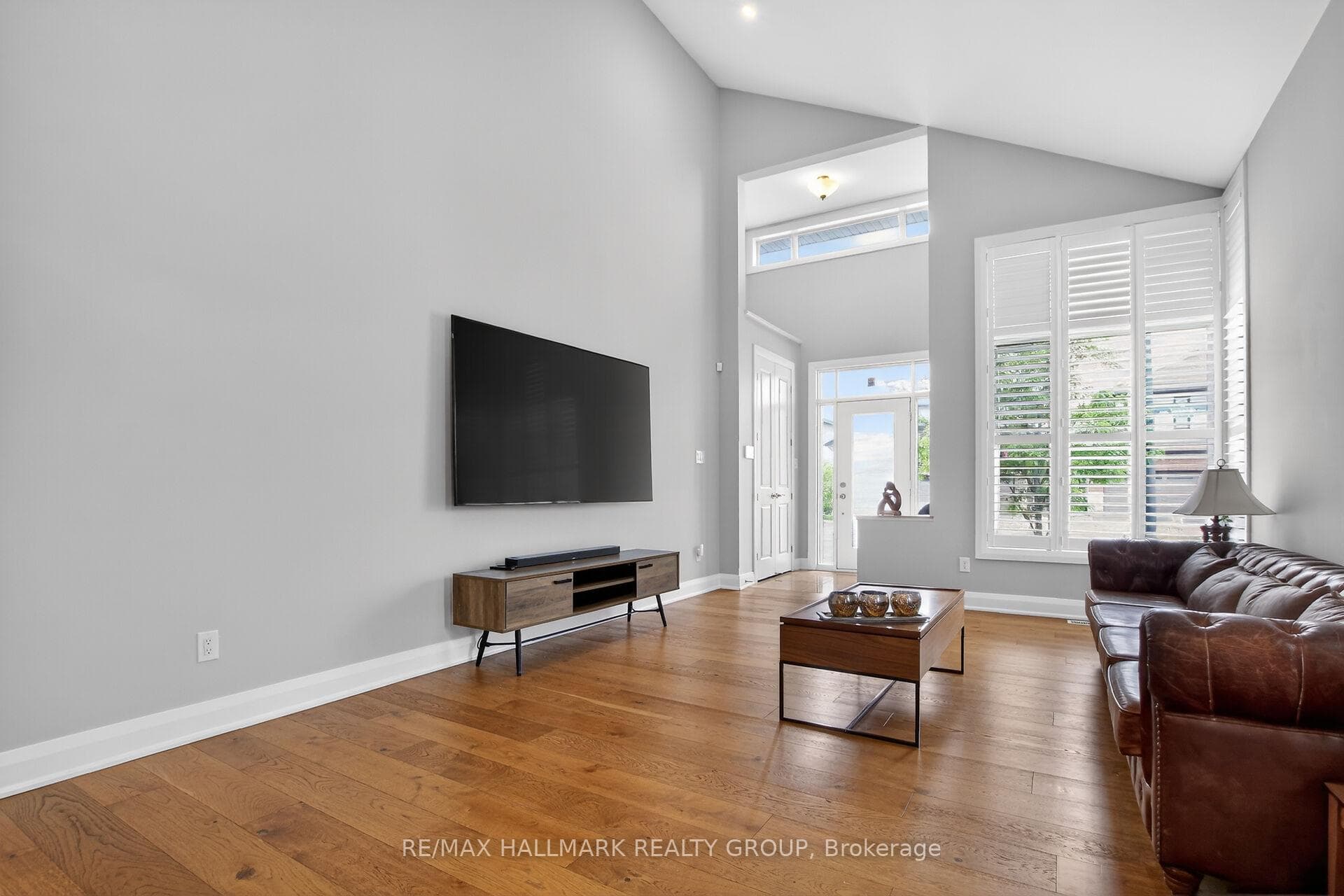 341 Serenade Crescent photo 6