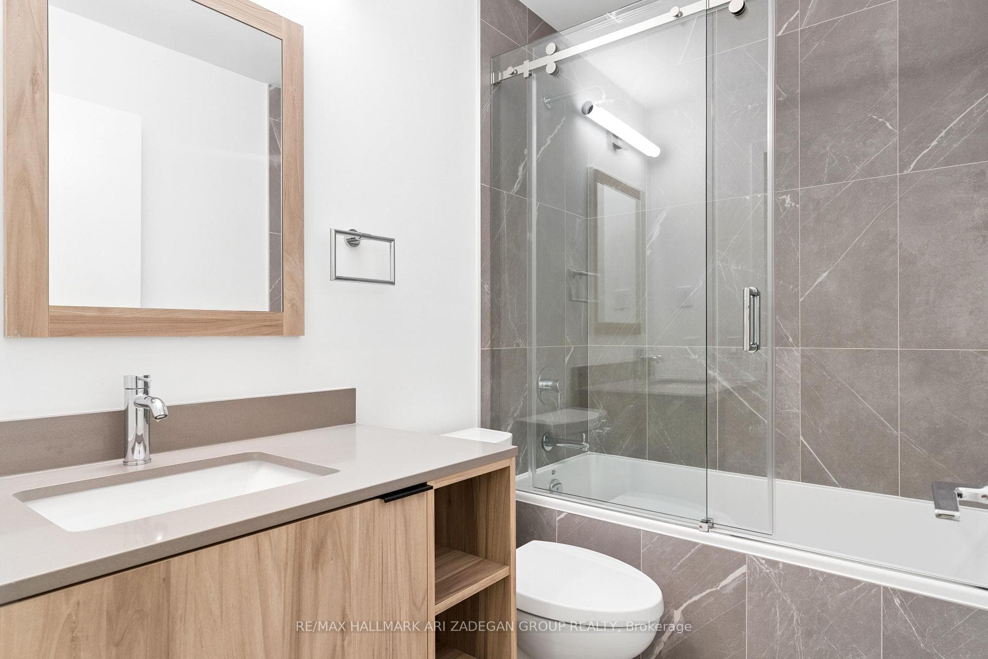 1037 The Queensway N/A Unit 902 photo 32