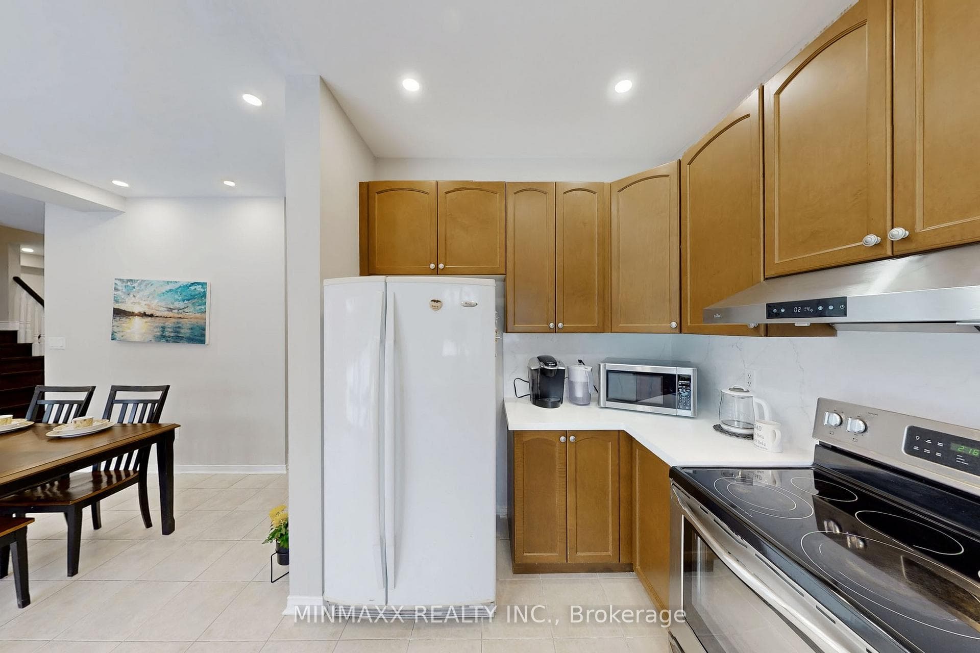 1081 Holdsworth Crescent photo 17