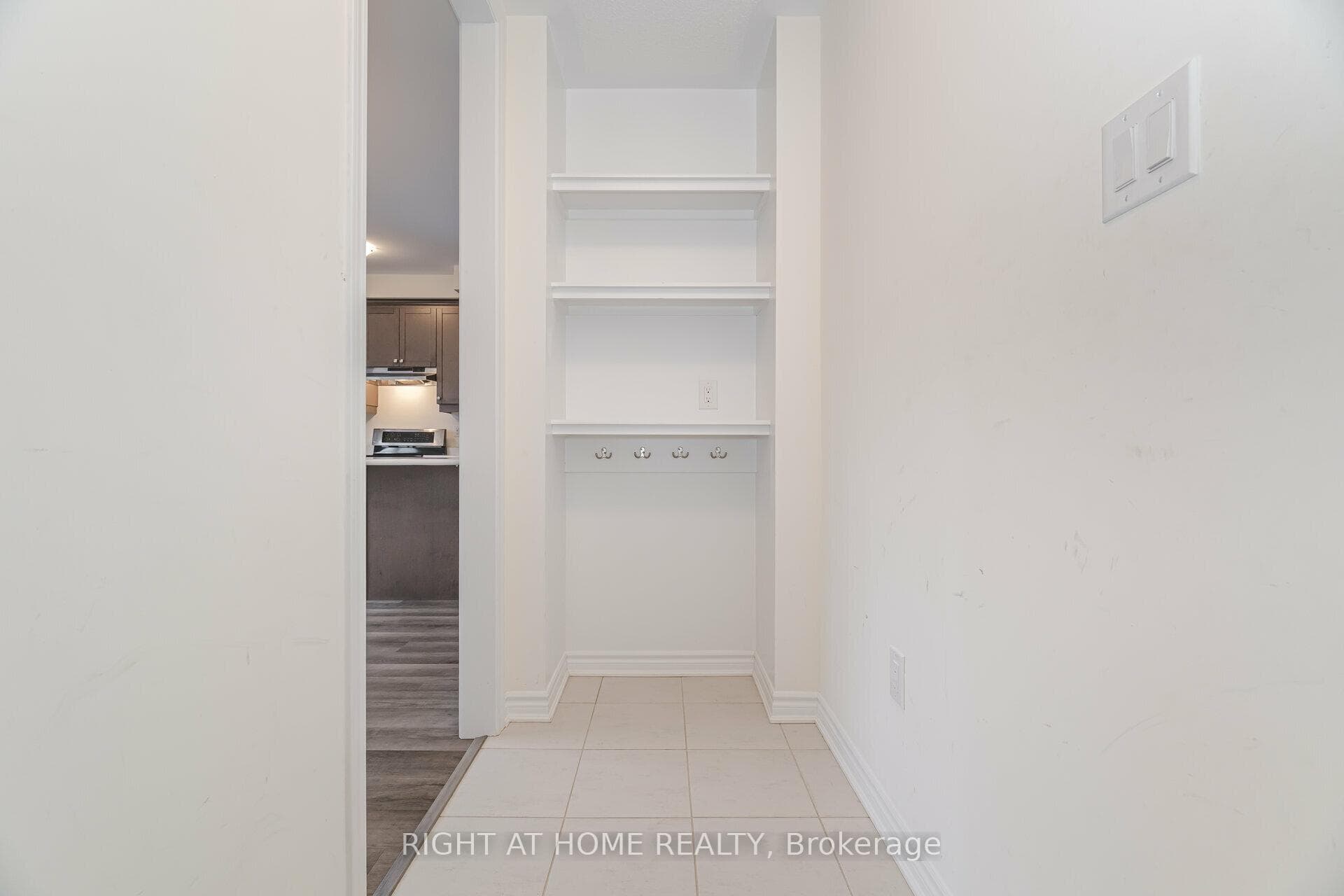 908 Sumac Gardens photo 37