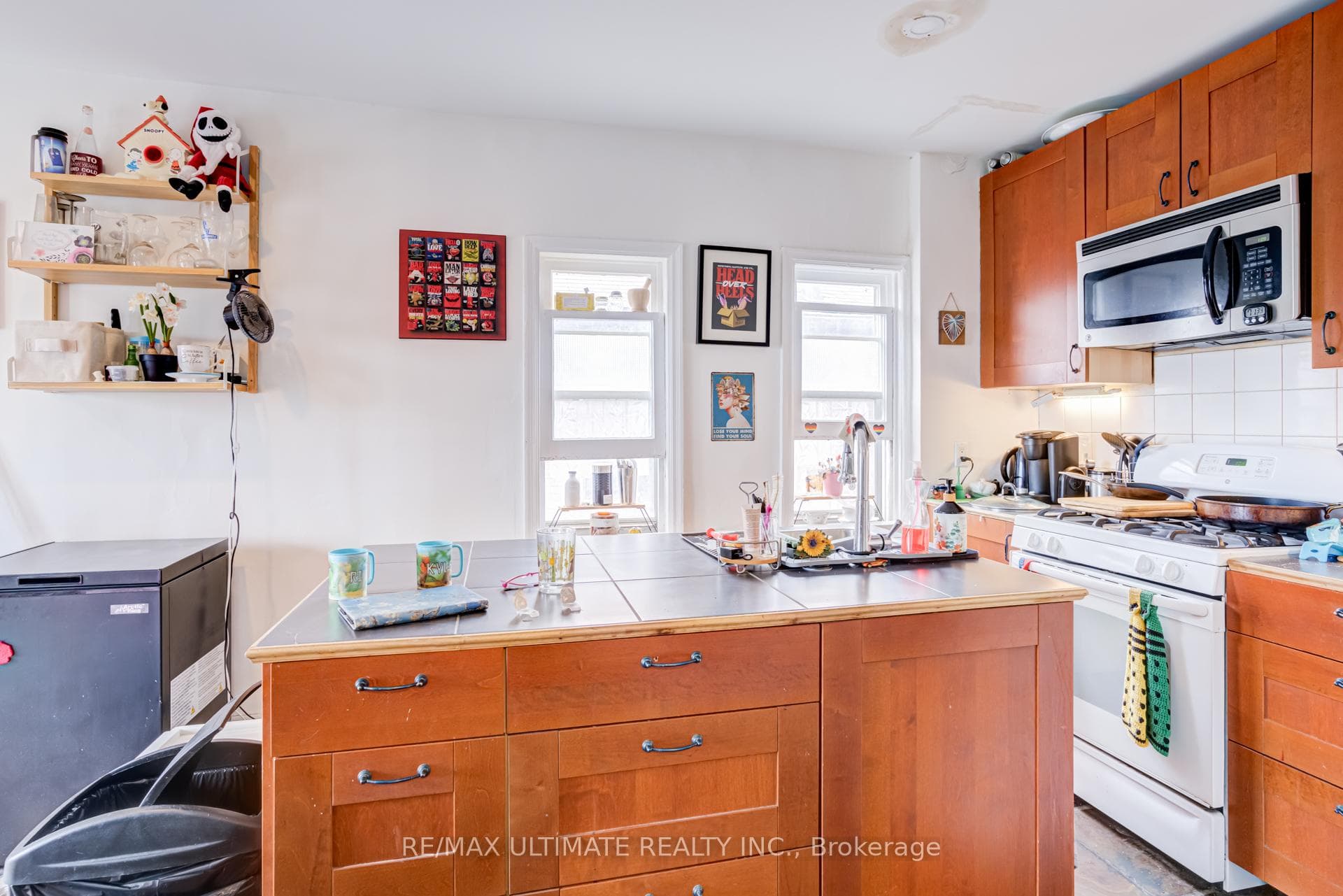 533 Kingston Road photo 36