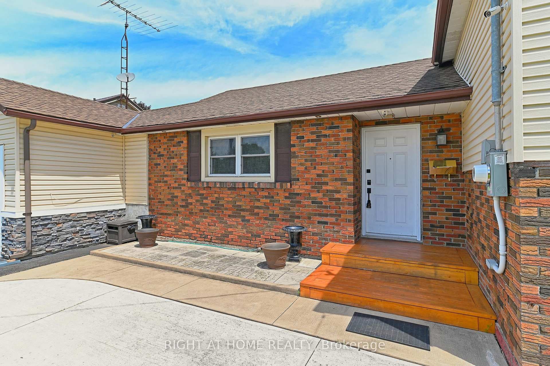 446 Geneva Street photo 4