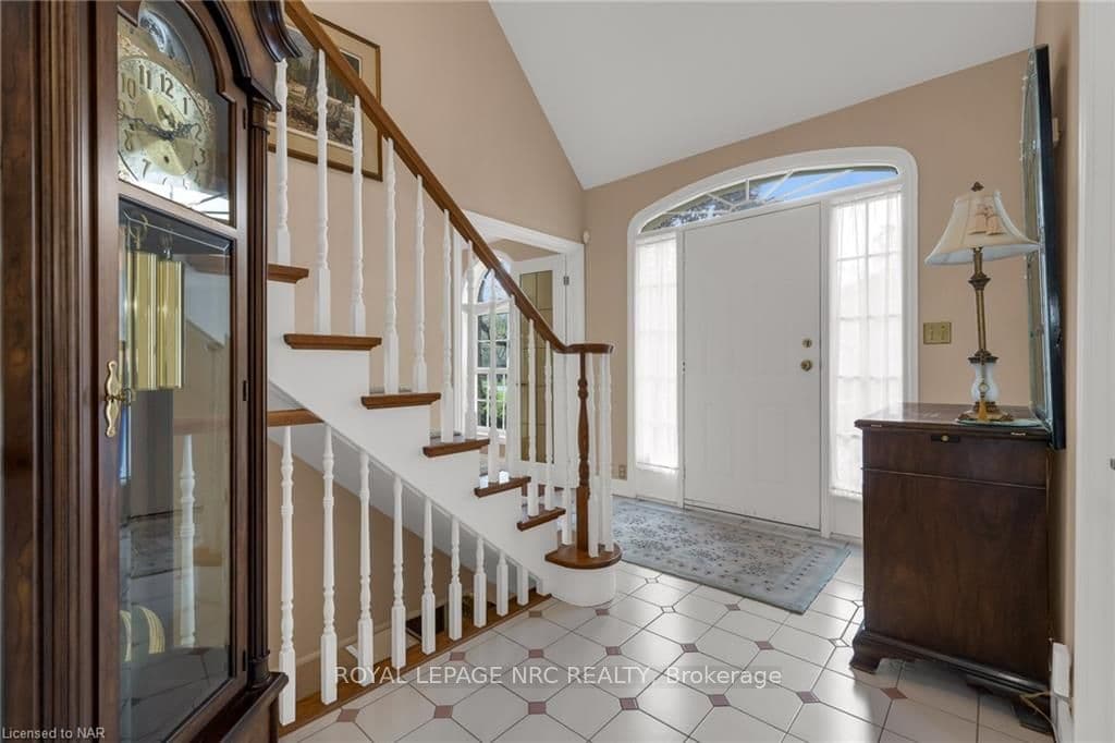 7 LESLIE Place photo 30