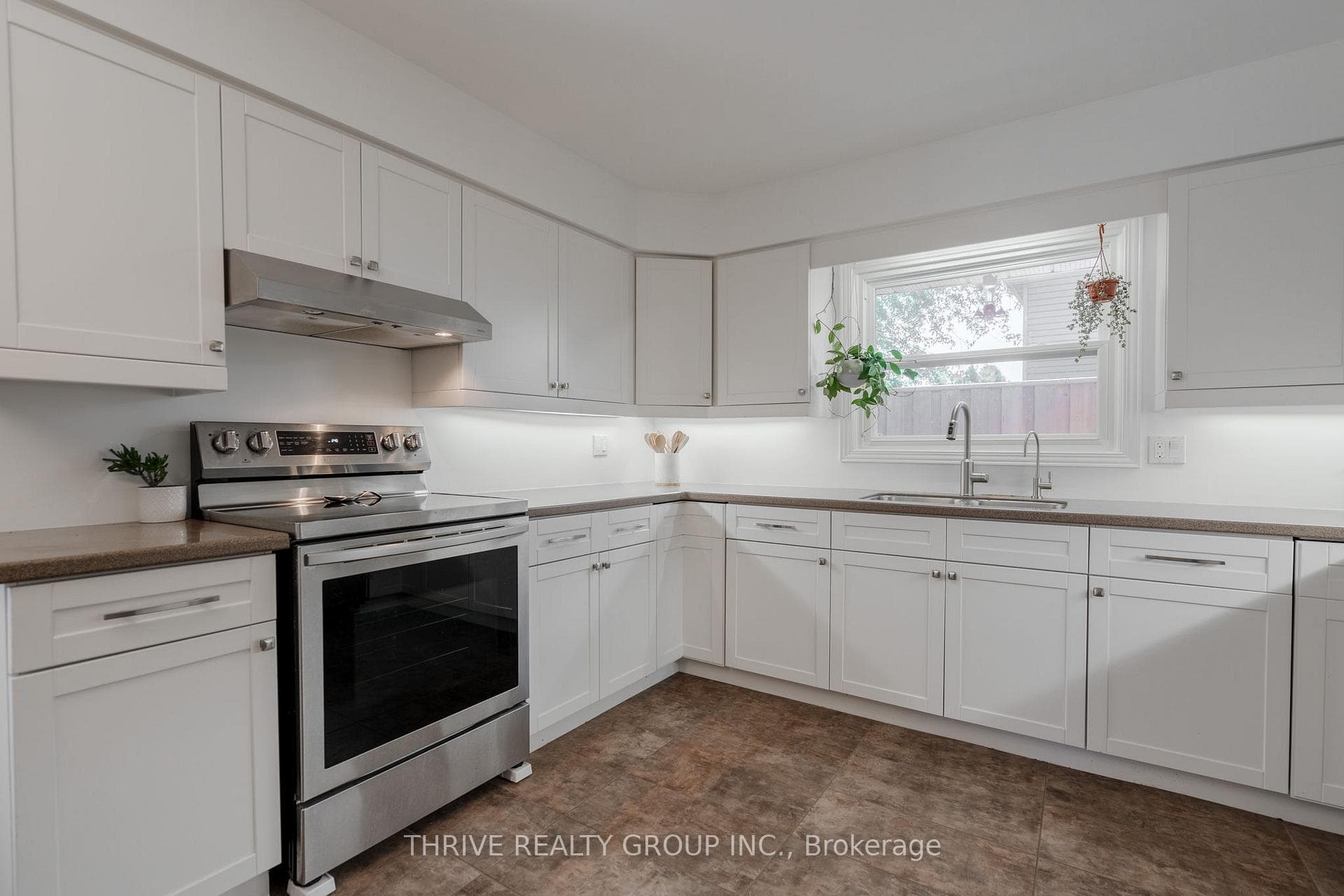 1140 Glenora Drive photo 11