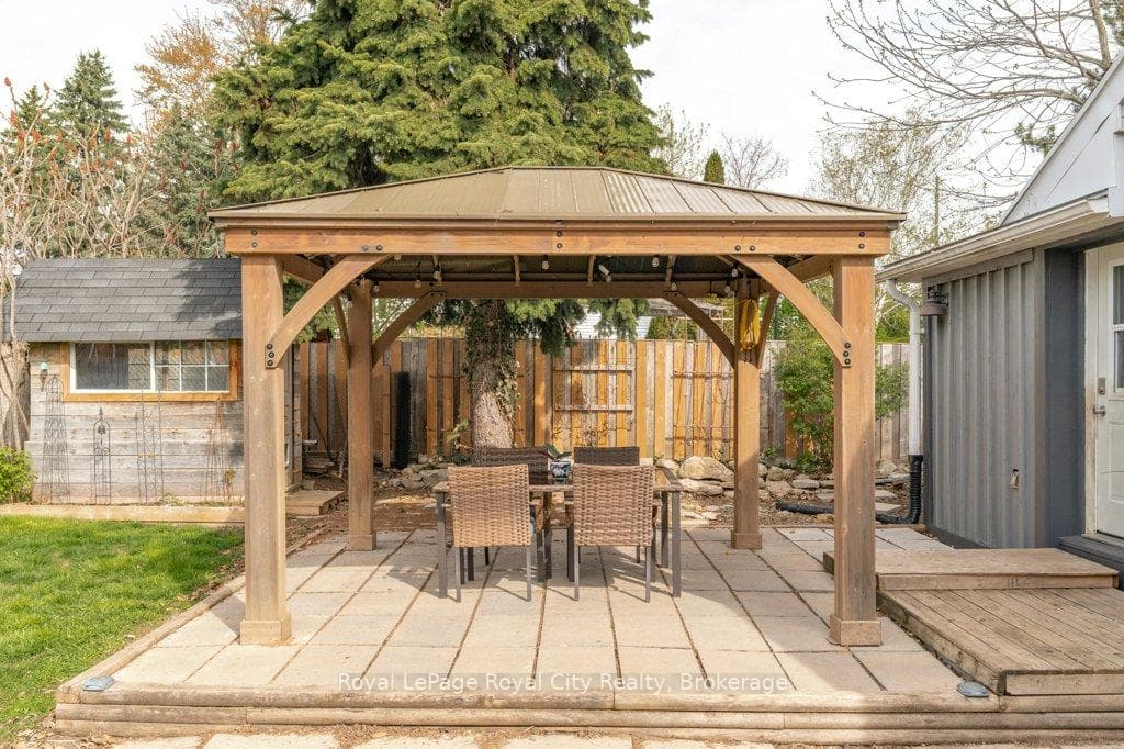 554 Woolwich Street photo 35