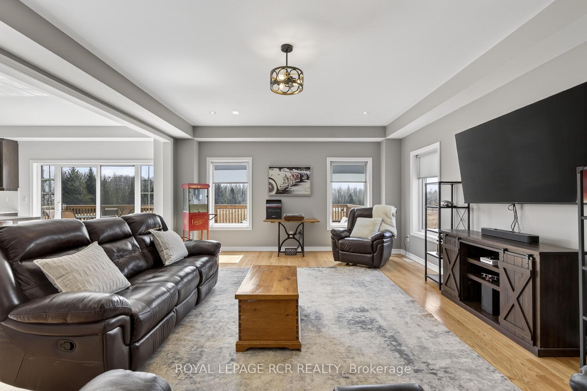 375 Russell Street photo 4