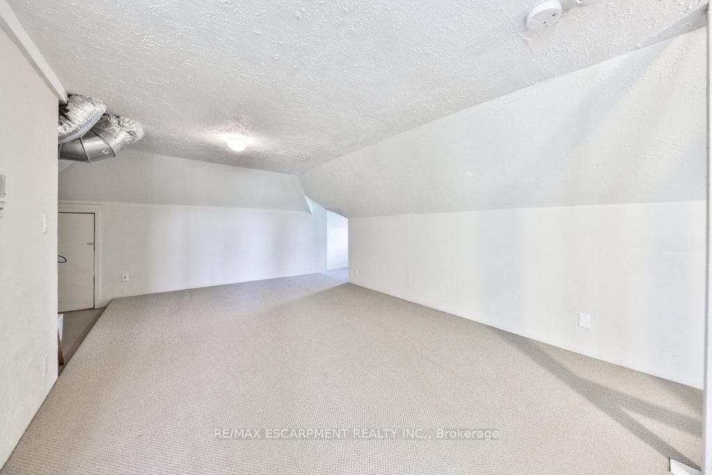 1567 Steveles Crescent photo 22