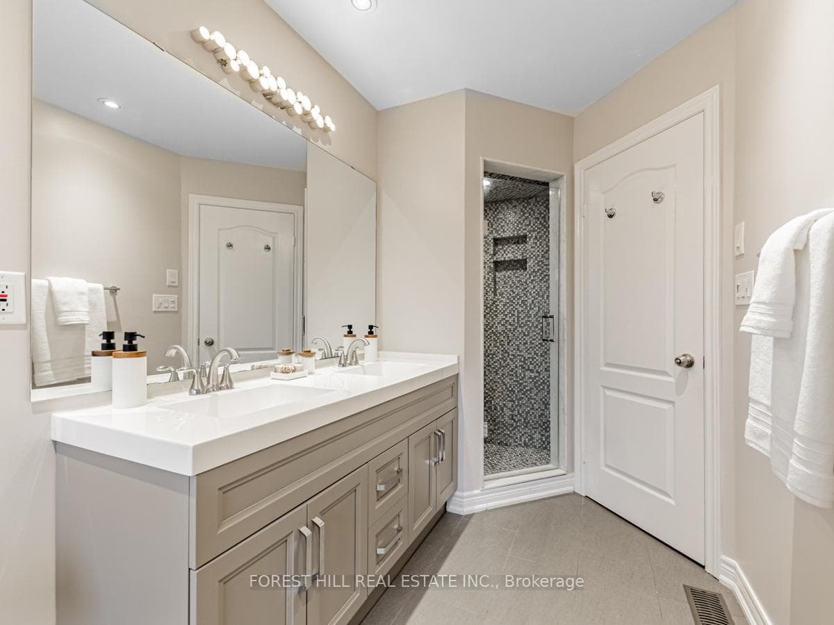 52 Kingsbridge Circle photo 24