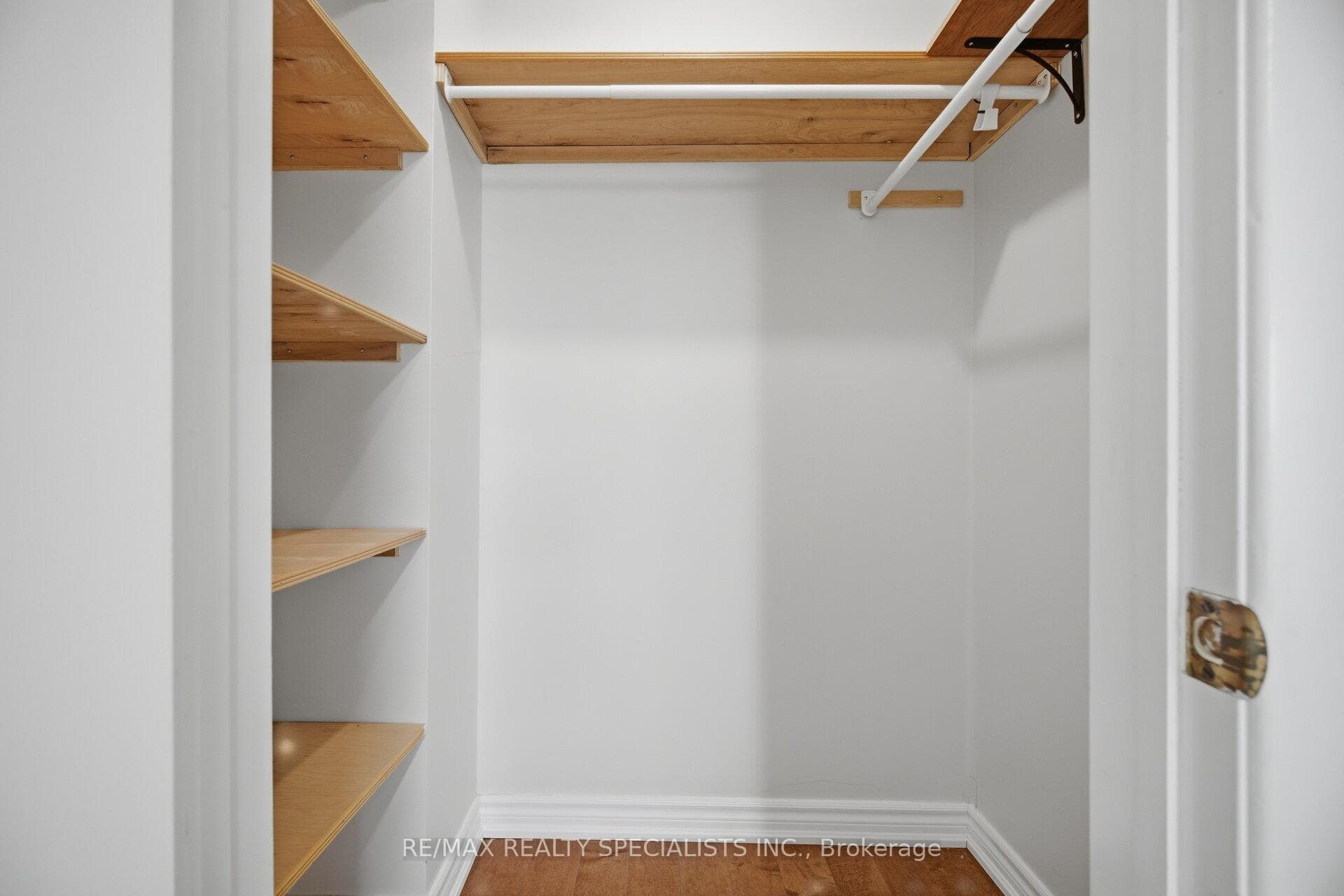 701 Burnhamthorpe Road Unit 106 photo 33