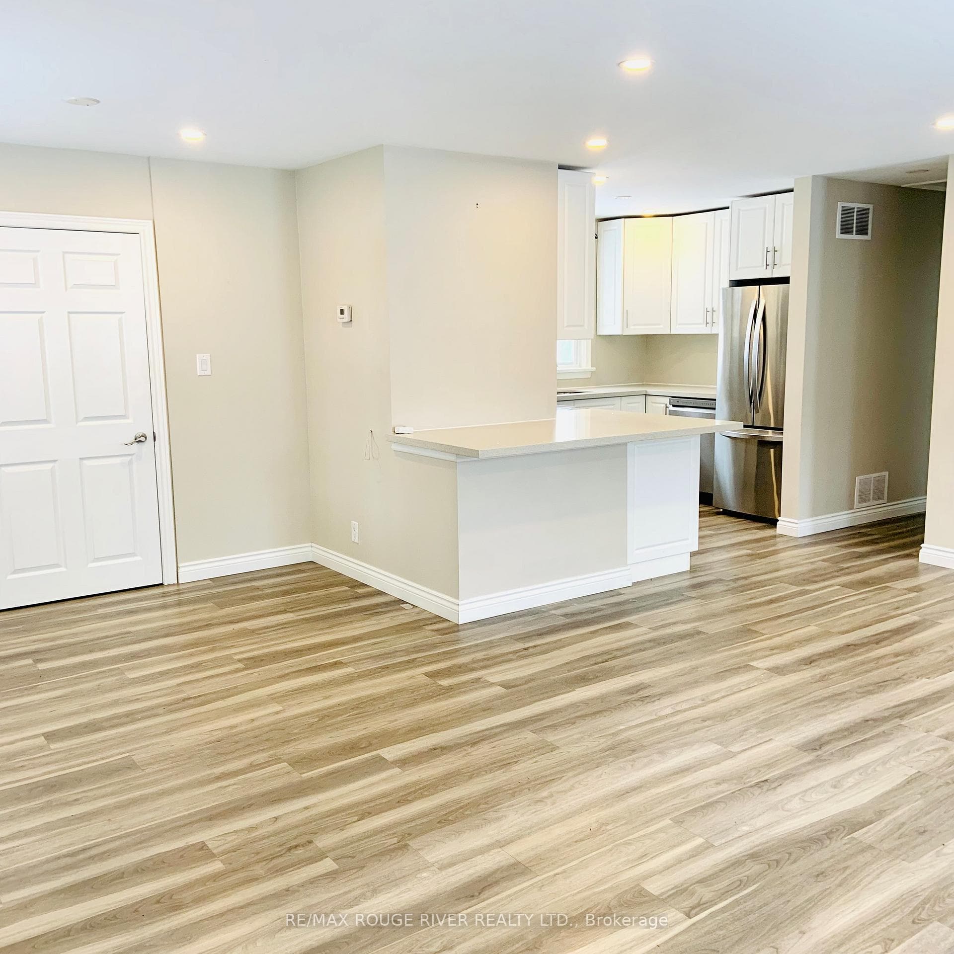 513 Rossland Road Unit Upper photo 4