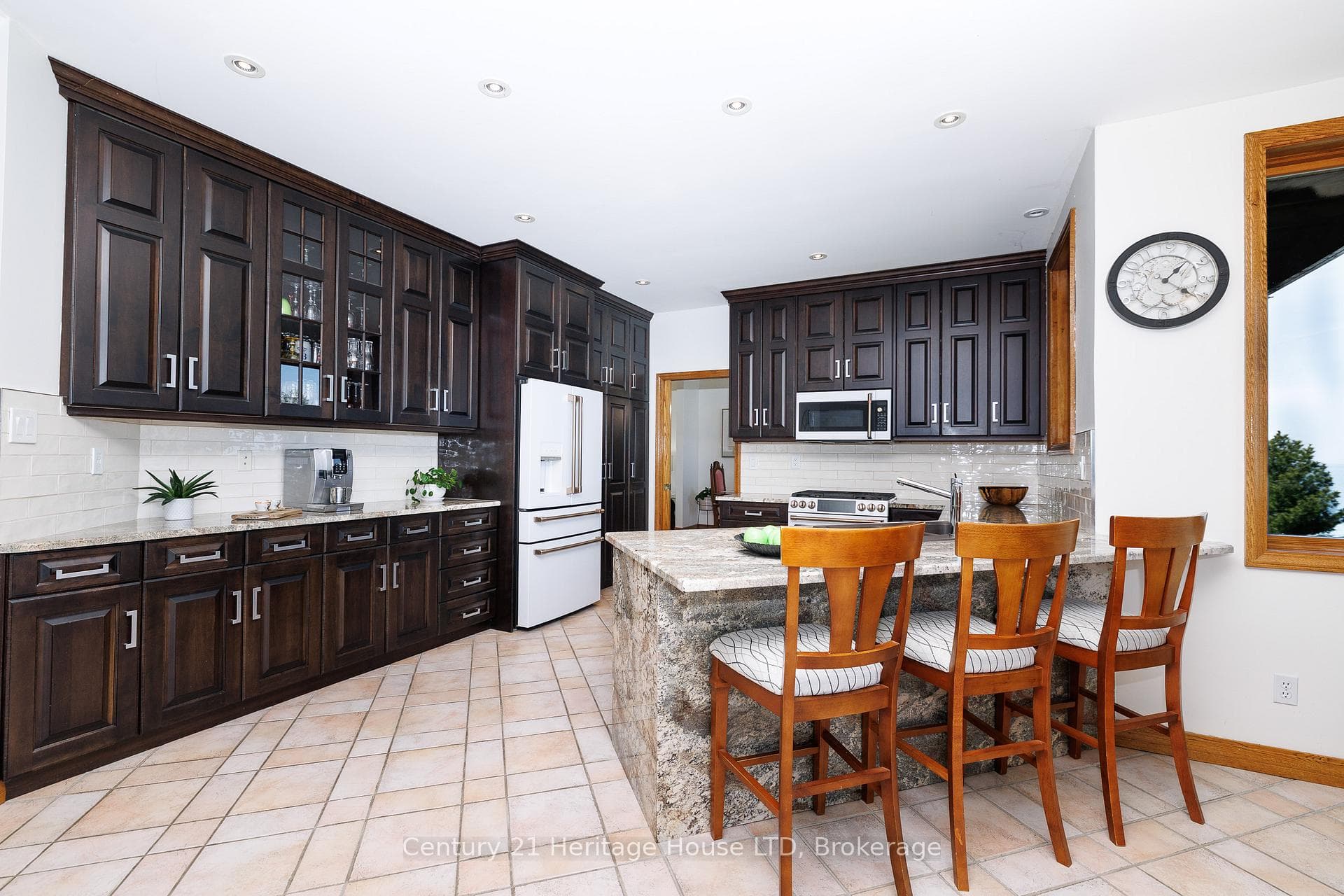 Large eat in kitchen with granite