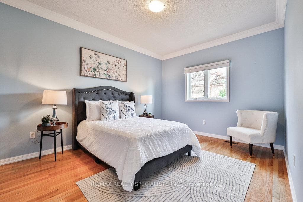 205 Ellis Crescent photo 11
