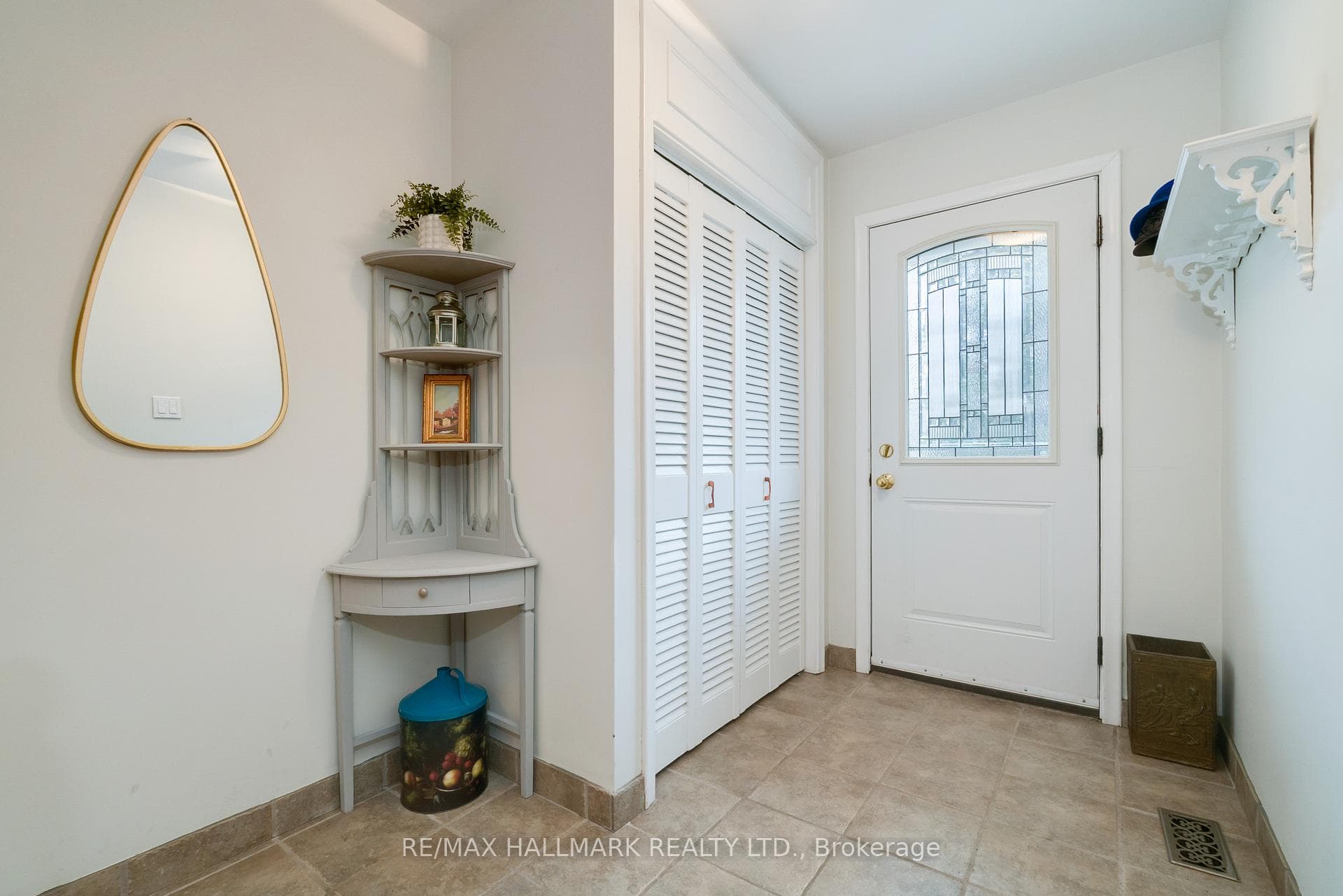 Main Entrance Large Closet