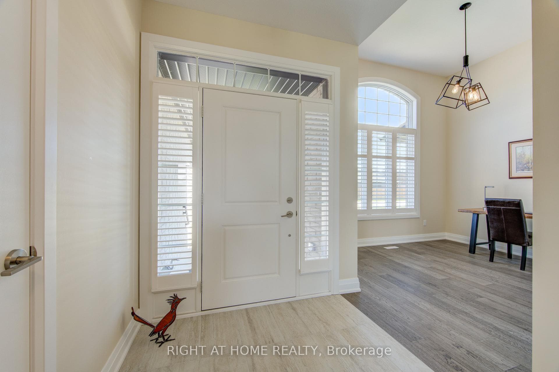 2043 LOCKWOOD Crescent photo 4