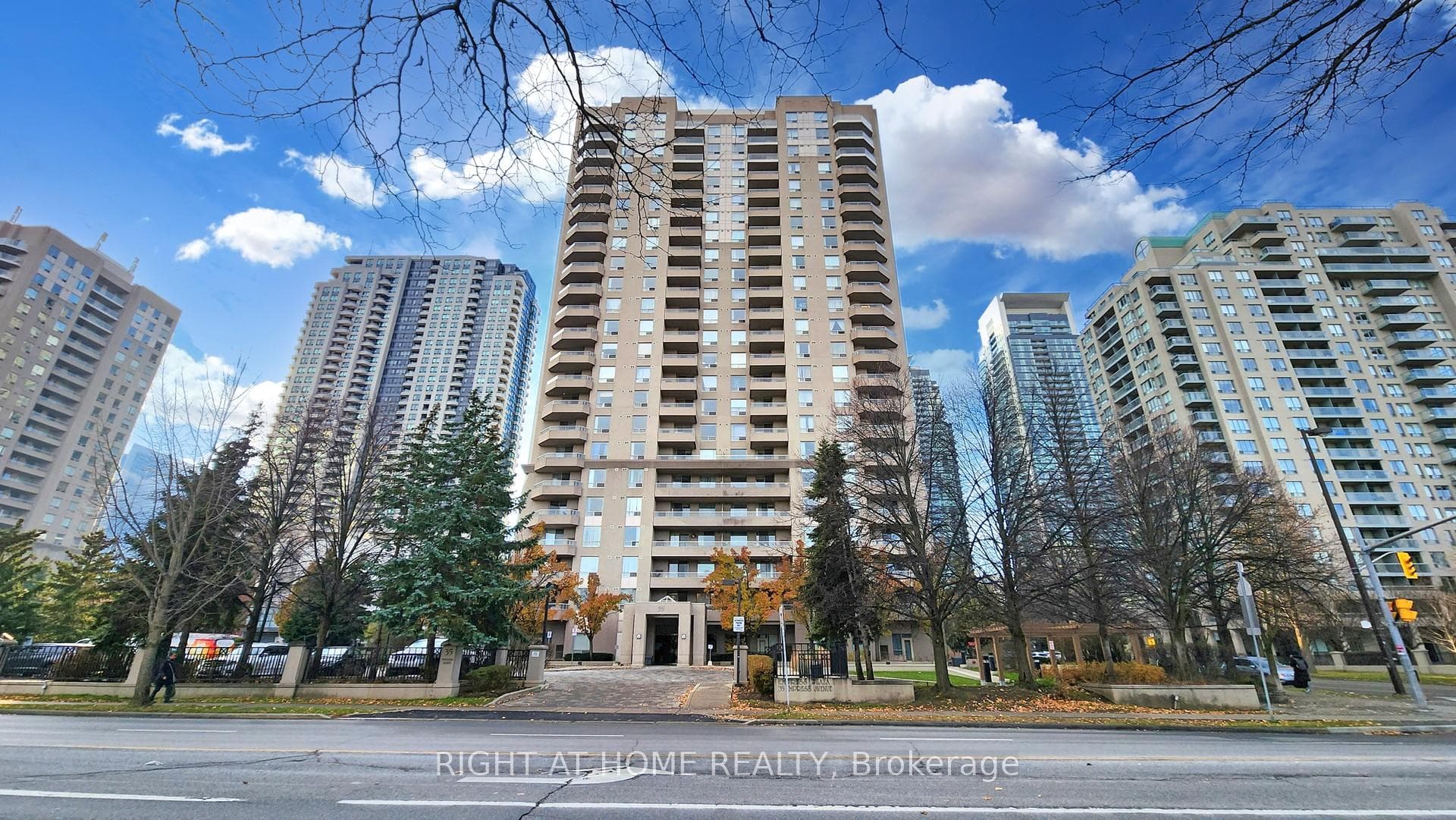 35 Empress Avenue Unit 207 photo 2