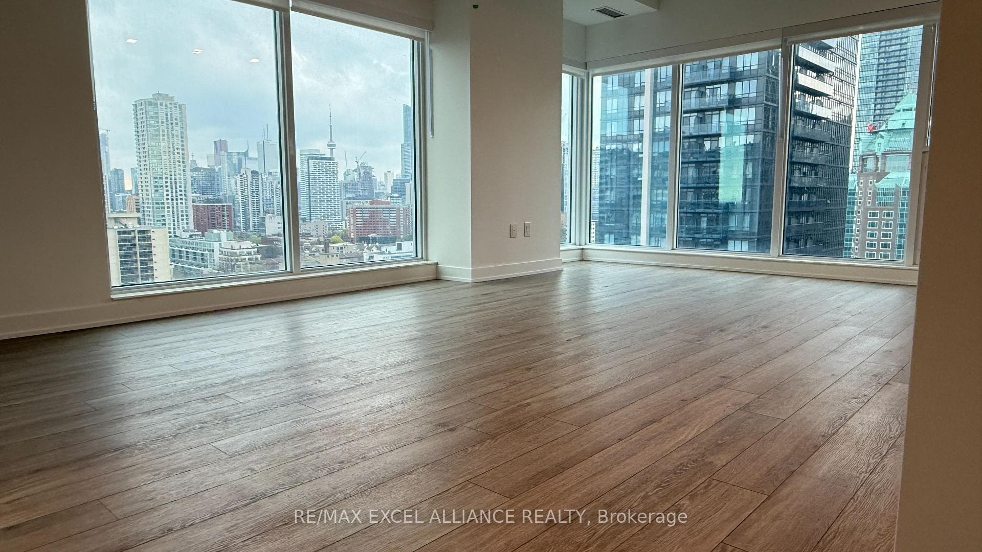 609 Sherbourne Street Unit 1702 photo 1