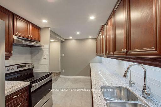 1515 Lakeshore Road Unit 208 photo 9