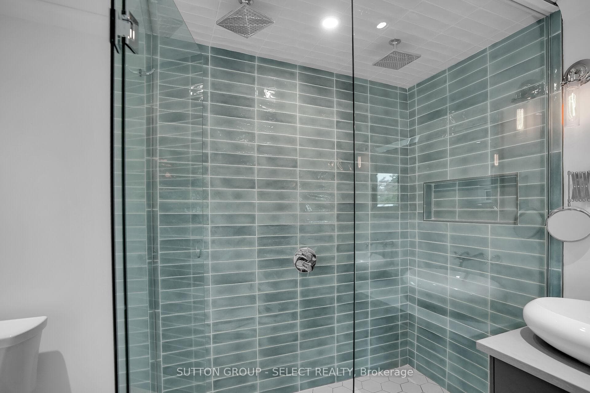 383 Huron Street photo 24