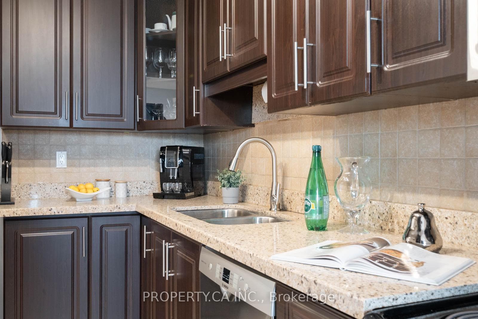 541 Blackthorn Avenue Unit 707 photo 17