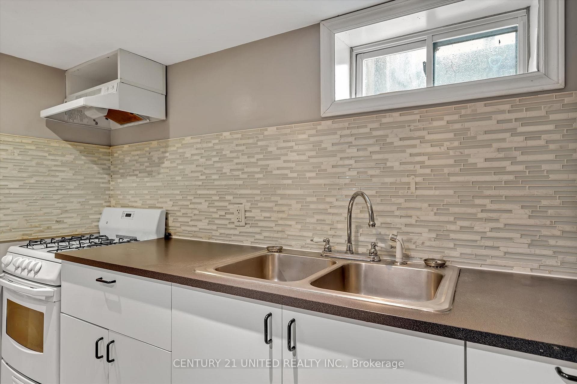 891 Ford Street photo 25