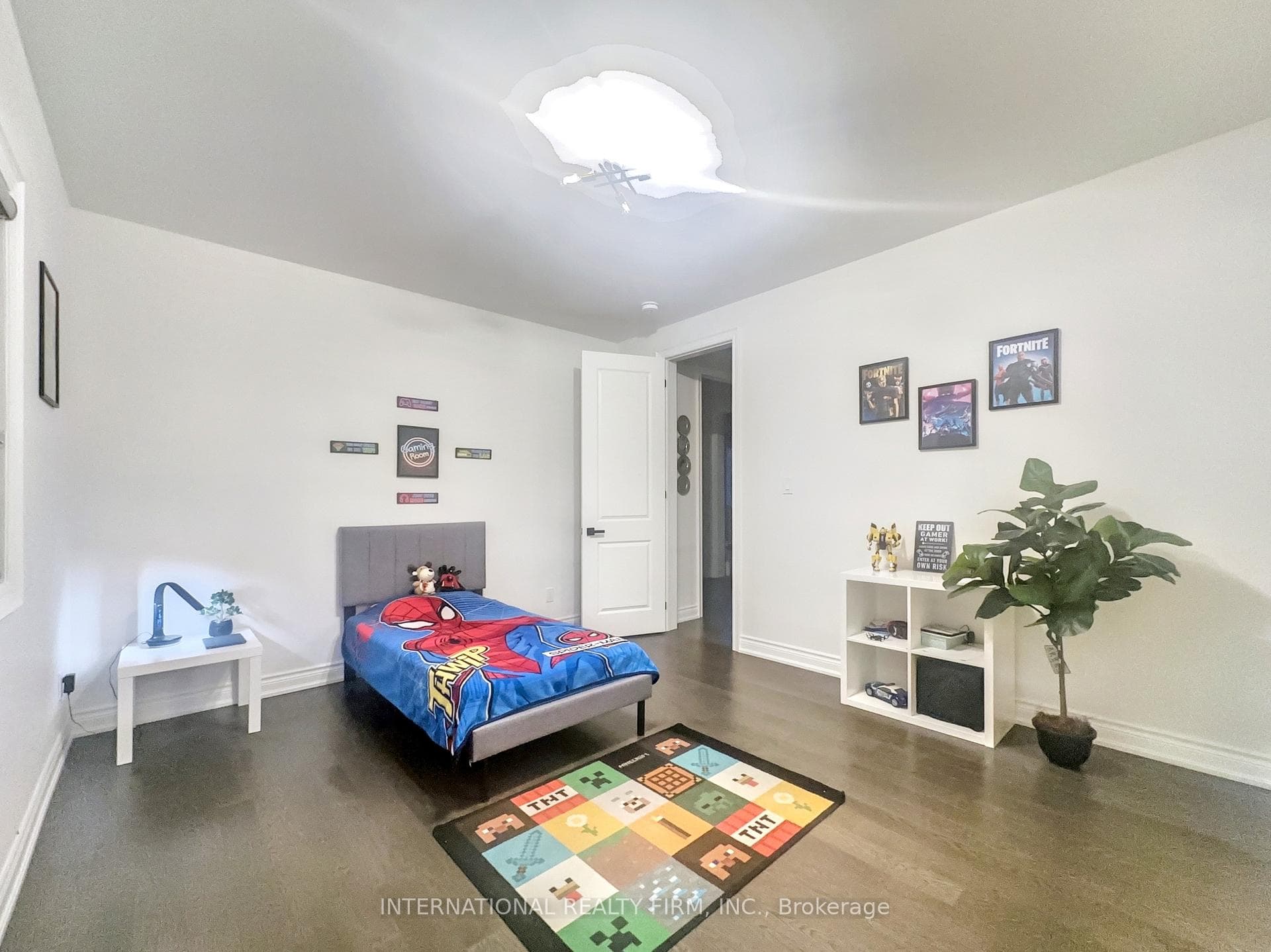 150 Cannes Avenue photo 42