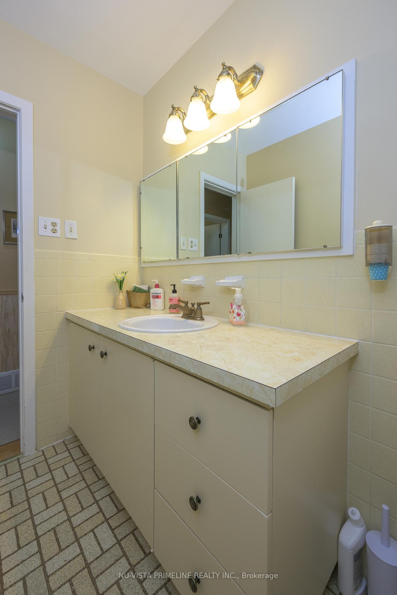 55 Maxwell Crescent photo 35