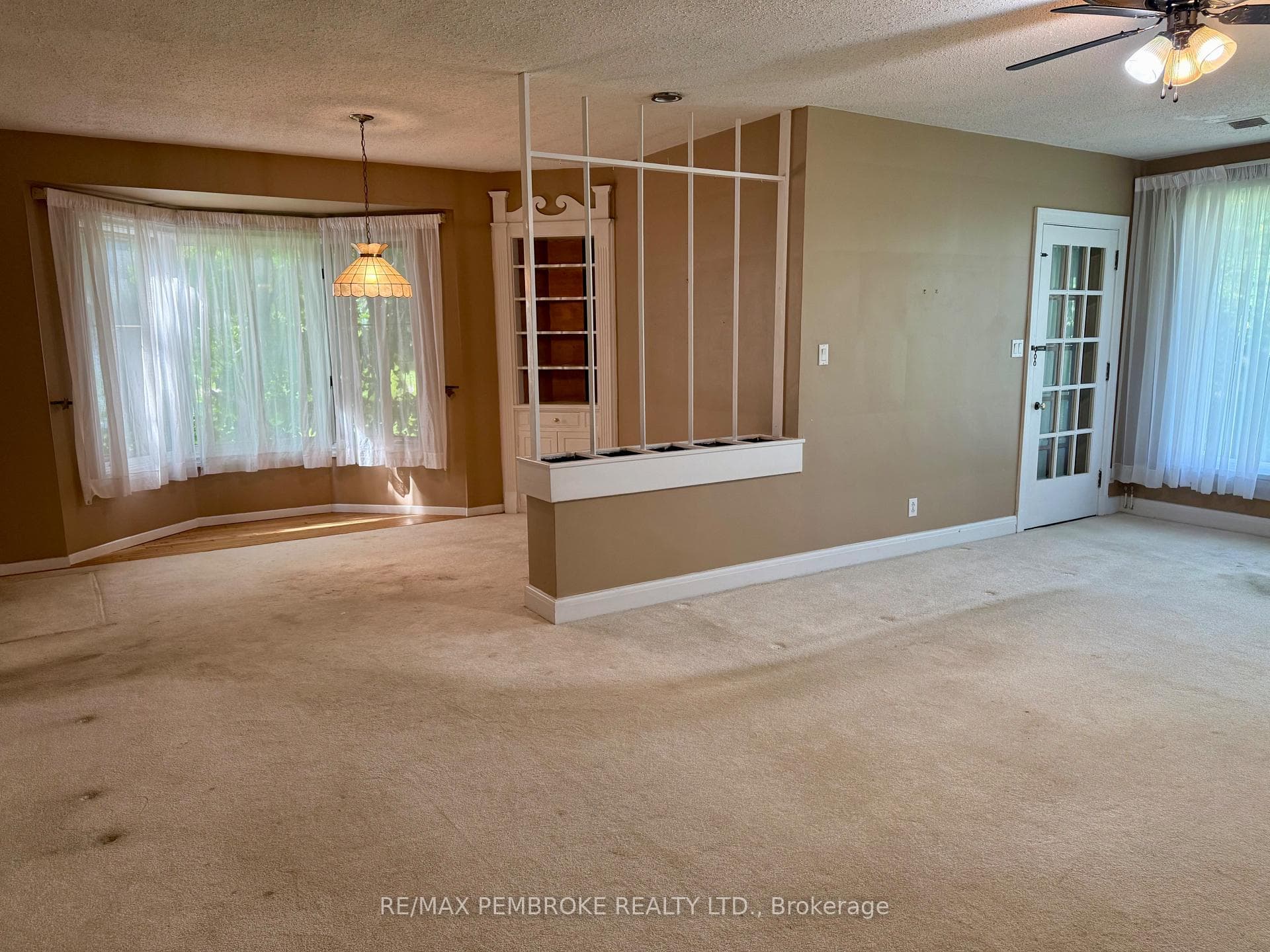 Bay window is Dinning room