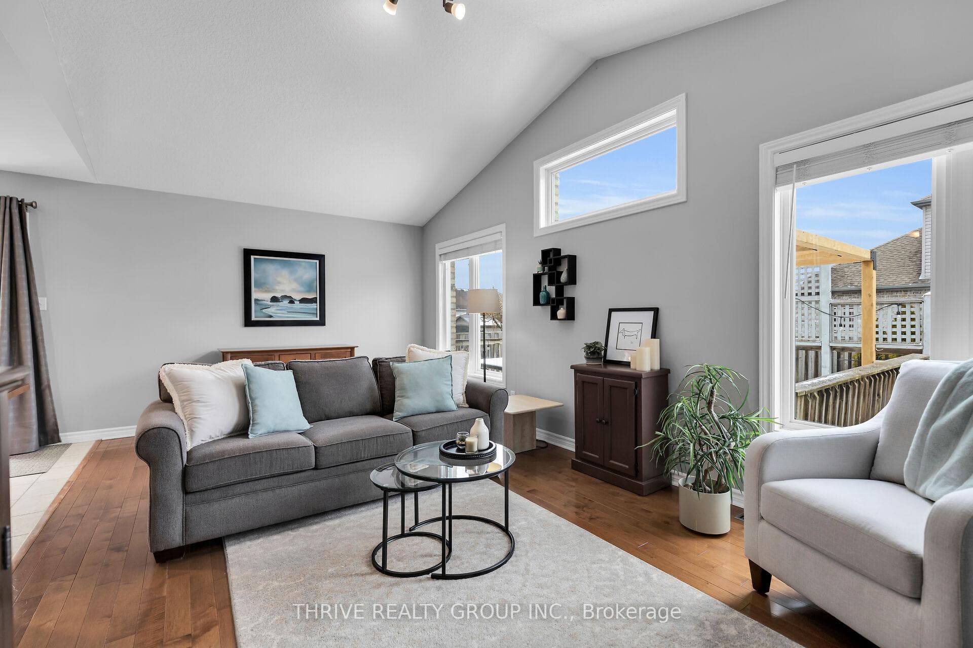 1663 Bayswater Crescent photo 25