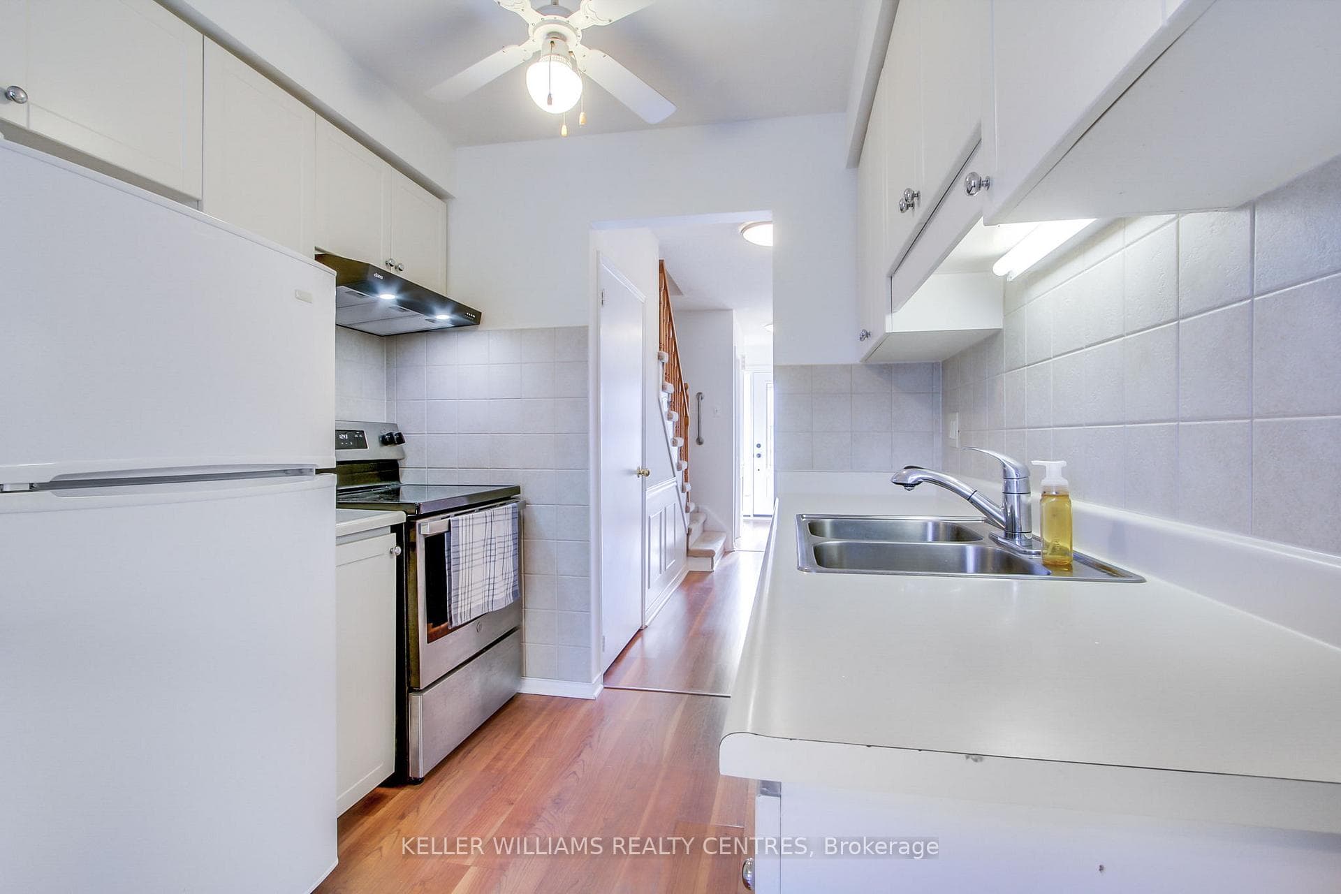 889 Clancey Crescent photo 9