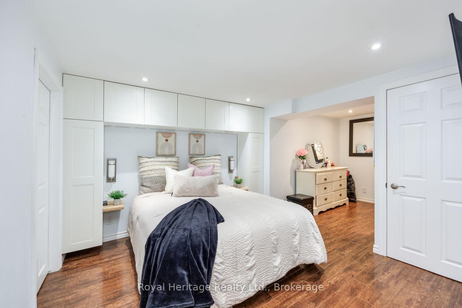 251 Elizabeth Street photo 17