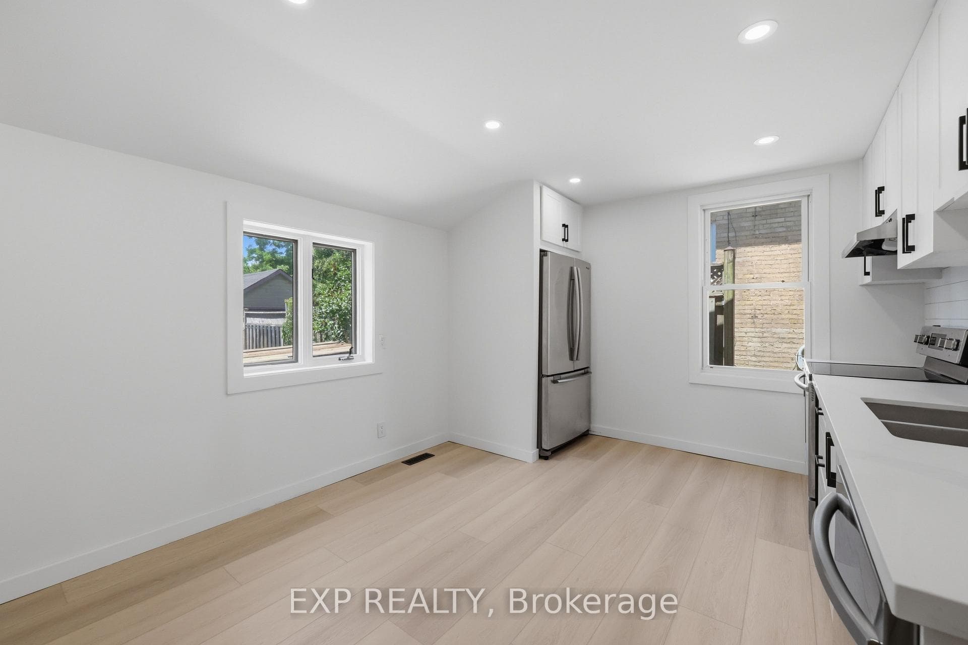 571 Elizabeth Street photo 12