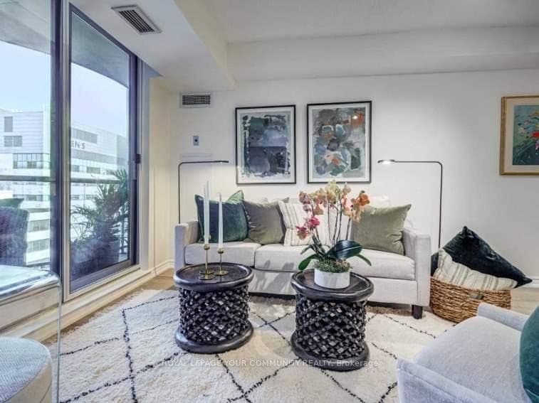 801 Bay Street Unit 1508 photo 4