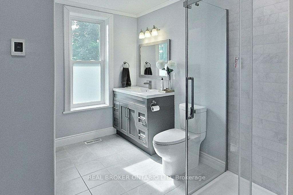 43802 Hullett McKillop Main Floor Bath