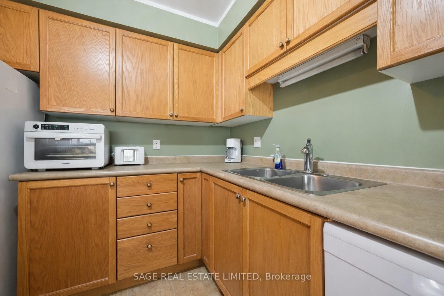 124 GOSLING Gardens Unit 28 photo 9