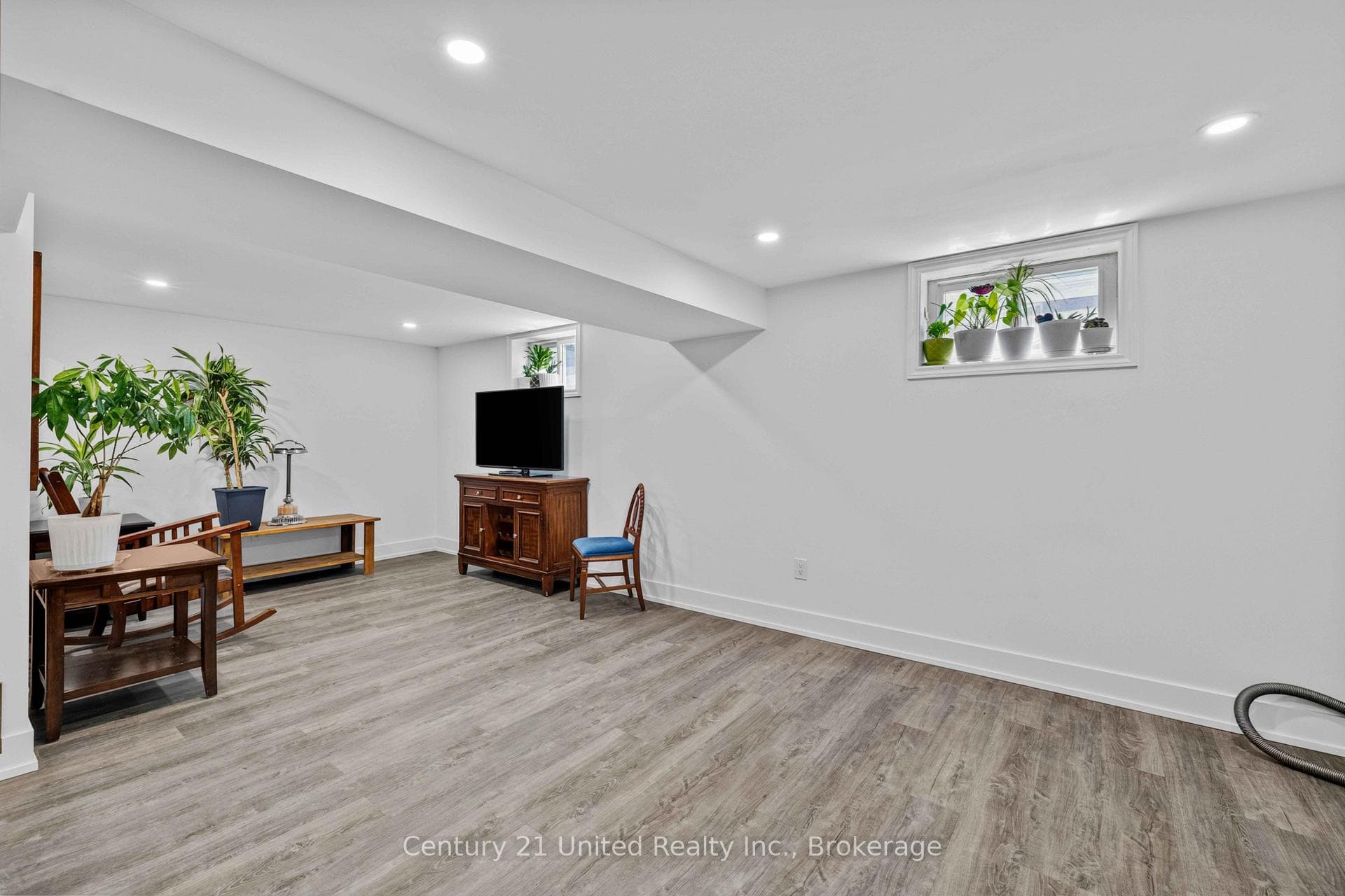 525 Howden Street photo 22
