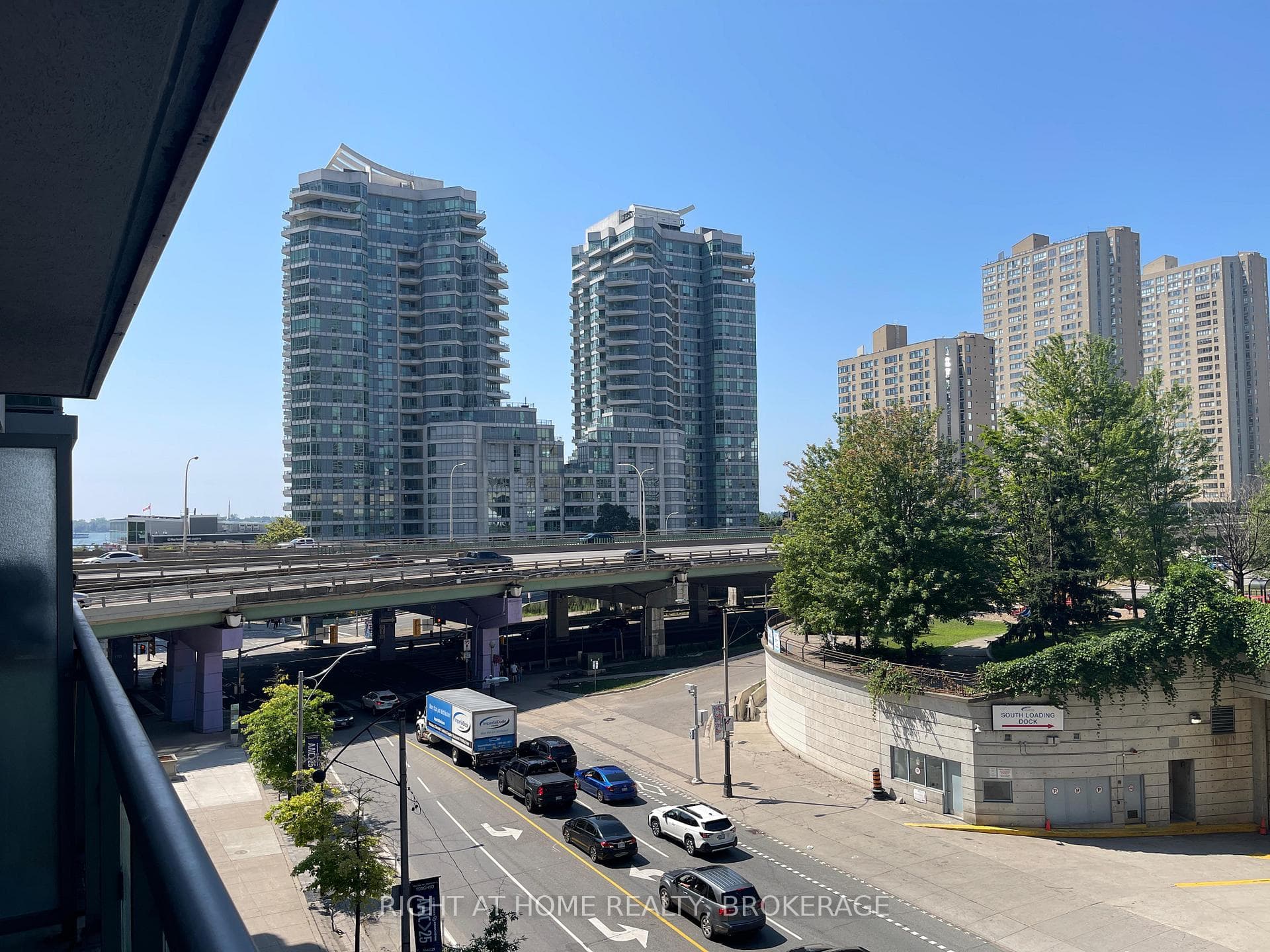 25 Lower Simcoe Street Unit 516 photo 3