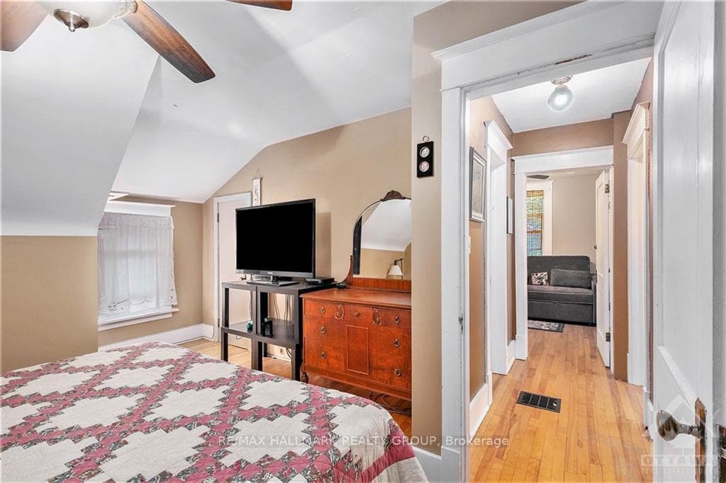 418 KING Street photo 17