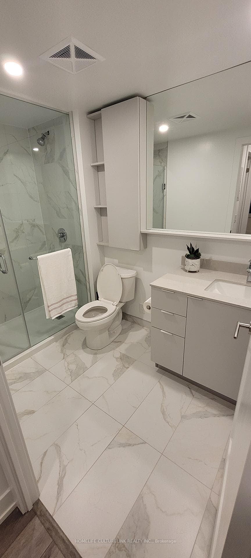 8 CEDARLAND Drive Unit 520 photo 14