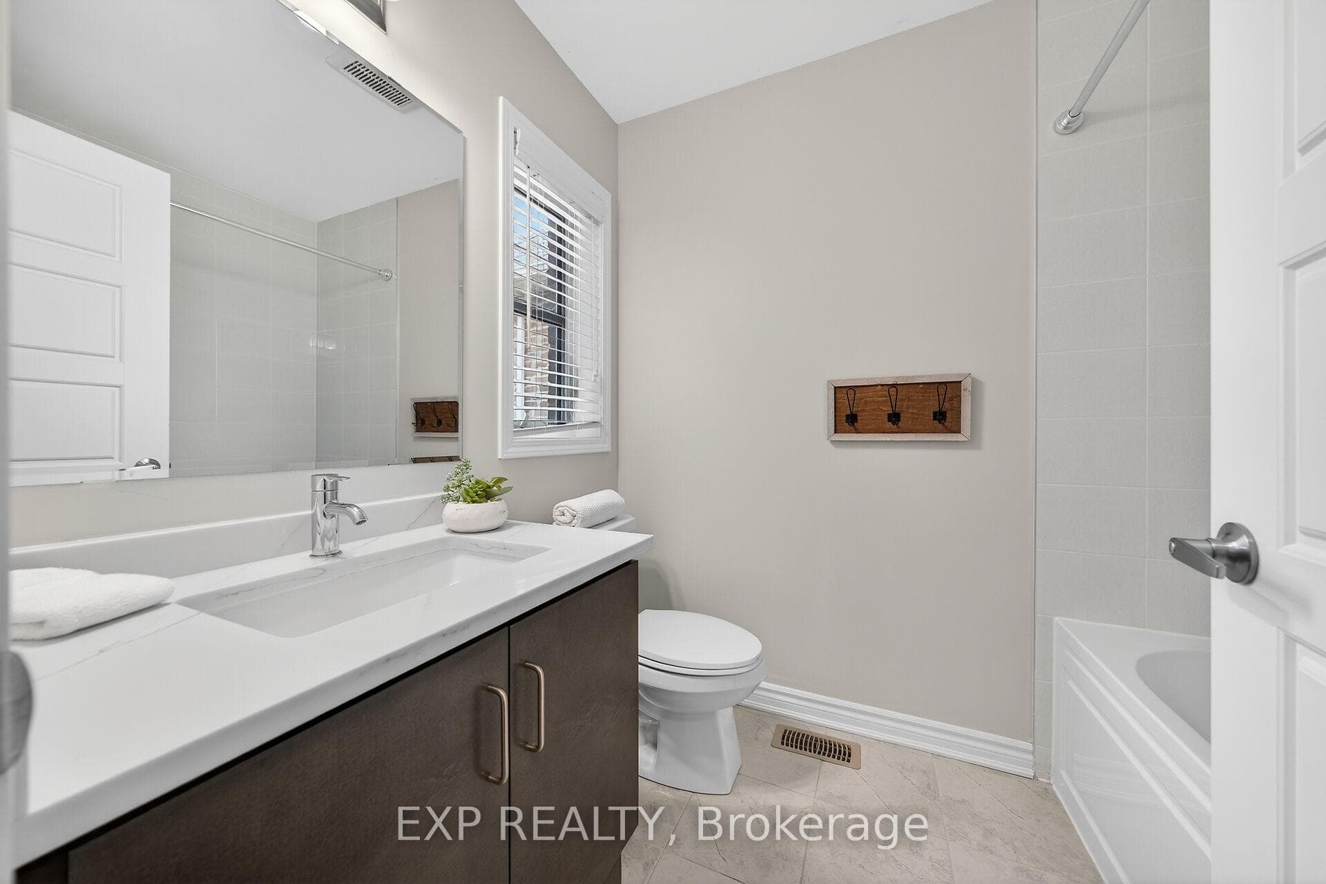 1384 Basswood Crescent photo 32