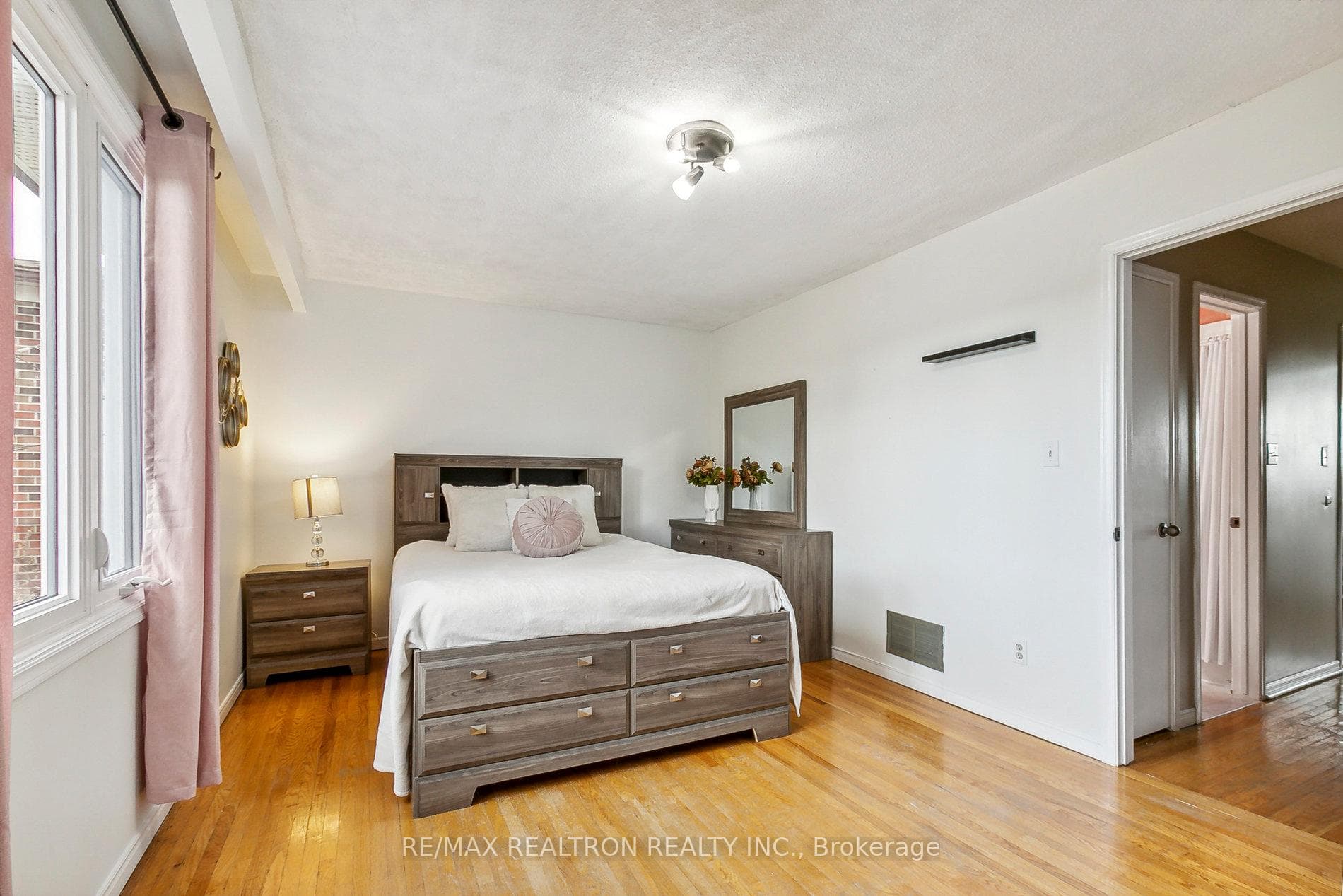 10 Granger Avenue photo 13