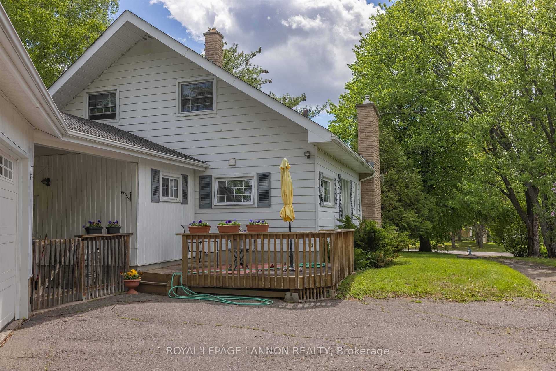 136 Sherwood Dr photo 11