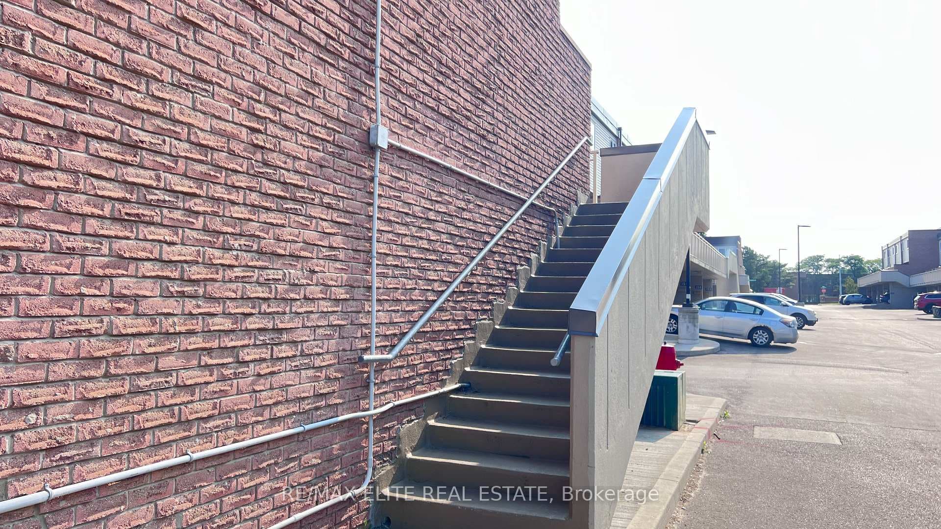 205 Milestone Crescent photo 14