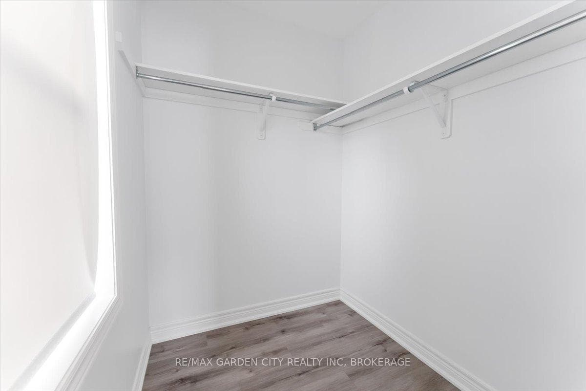 w/ walk-in closet