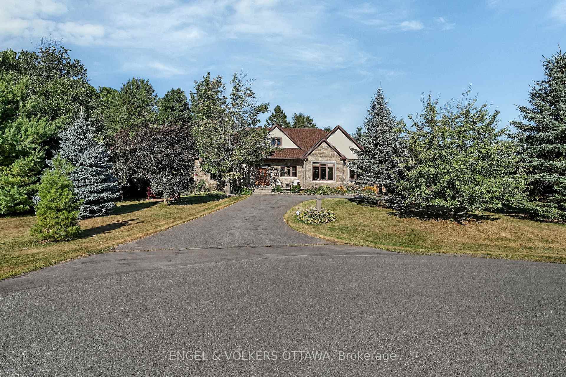1836 Whitemarsh Crescent photo 3