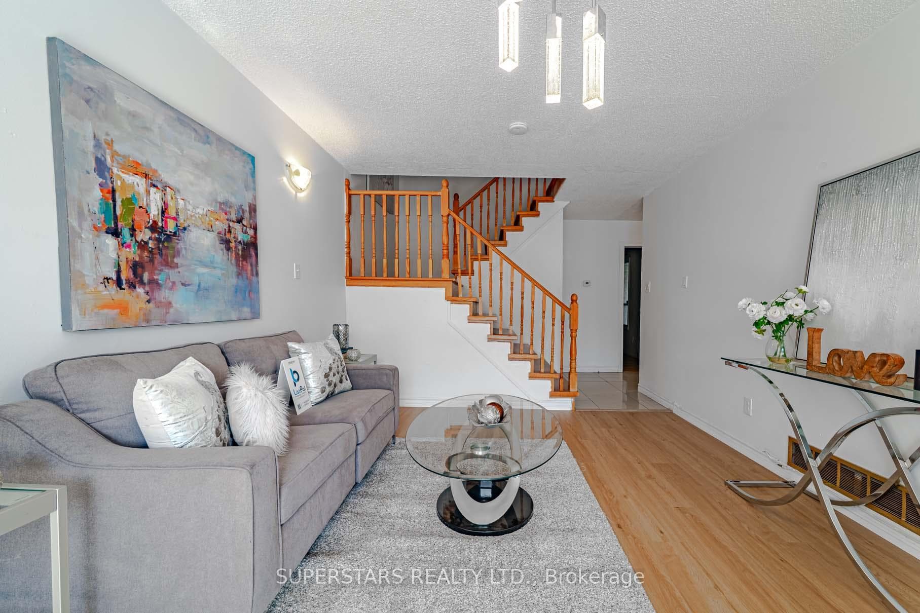 135 Appleby Crescent photo 4