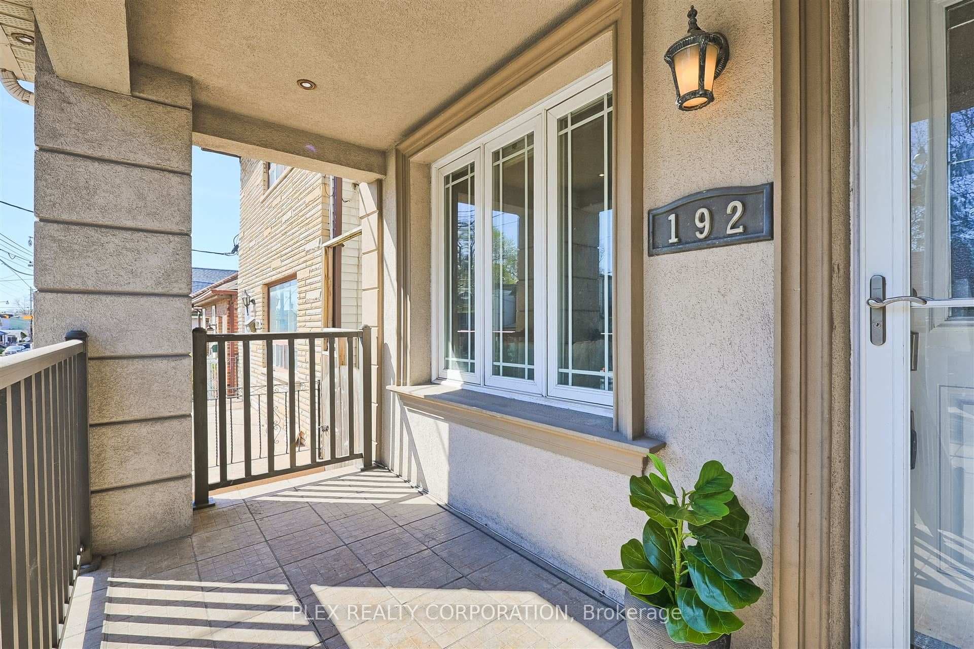 192 Coxwell Avenue photo 2
