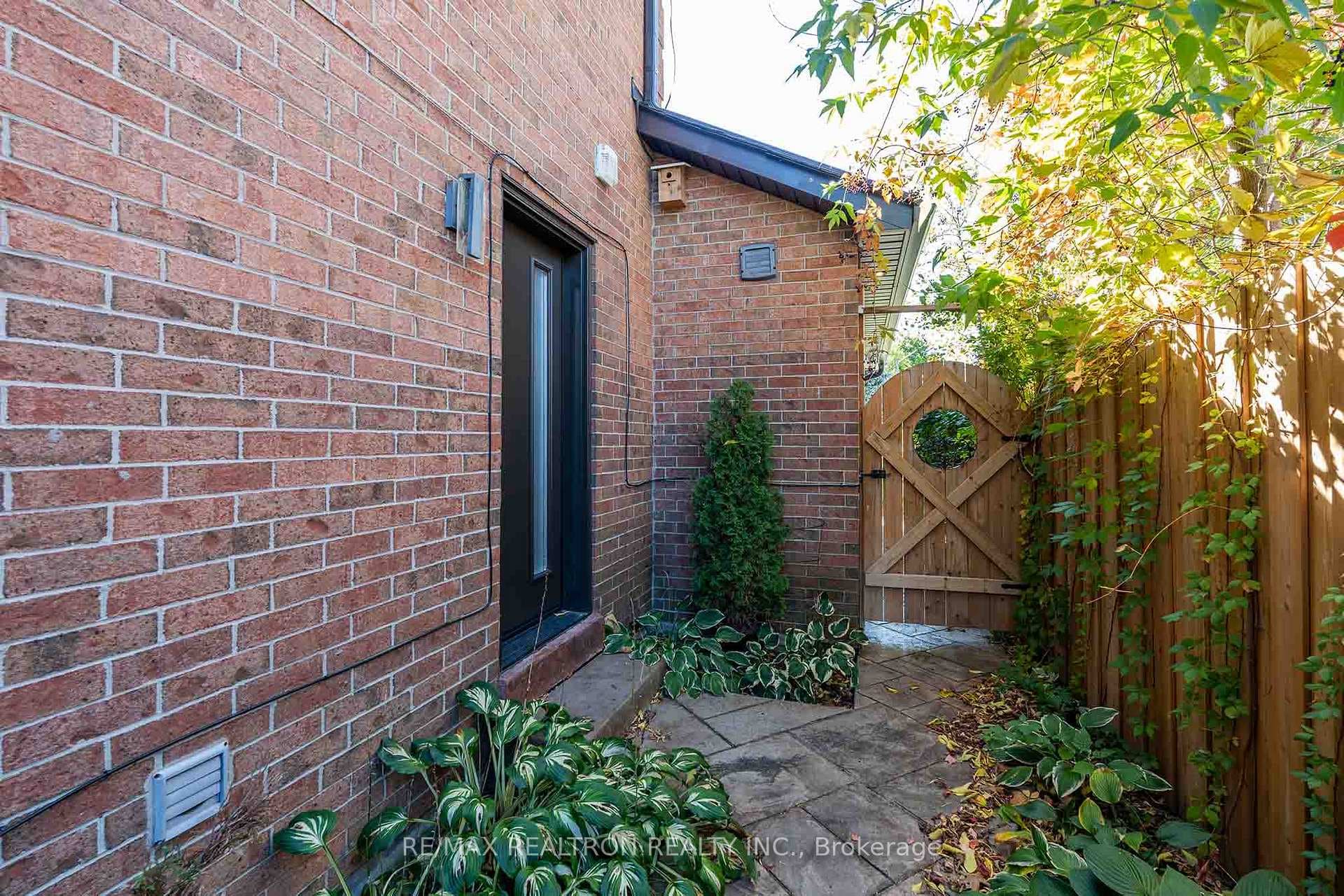 28 Houseman Crescent photo 33