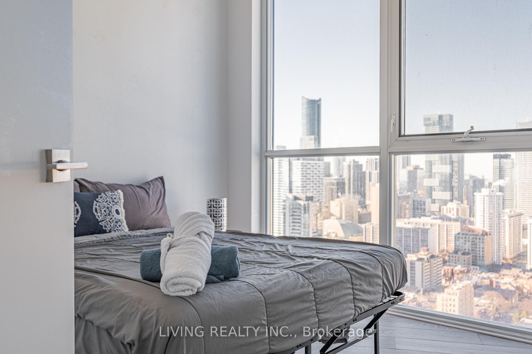 159 Wellesley Street Unit 2509 photo 12