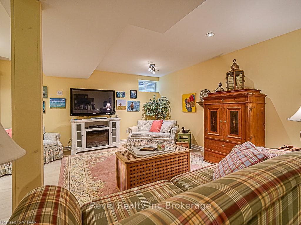 735 GARDEN COURT Crescent photo 22